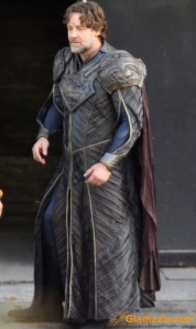 russell-crowe-in-full-costume-on-set